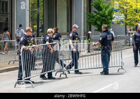 Louisville, États-Unis. 30 mai 2020. La police organise des barricades dans la zone des émeutes de vendredi soir, le 30 mai 2020 à Louisville, Kentucky. (Crédit : Steven Bullock/l'accès photo) crédit : l'accès photo/Alamy Live News Banque D'Images