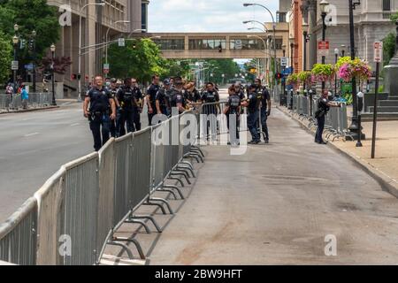 Louisville, États-Unis. 30 mai 2020. La police organise des barricades dans la zone des émeutes de vendredi soir, le 30 mai 2020 à Louisville, Kentucky. (Crédit : Steven Bullock/l'accès photo) crédit : l'accès photo/Alamy Live News Banque D'Images