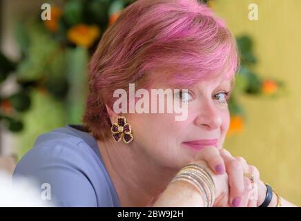 Portrait d'une femme âgée souriante aux cheveux roses Banque D'Images