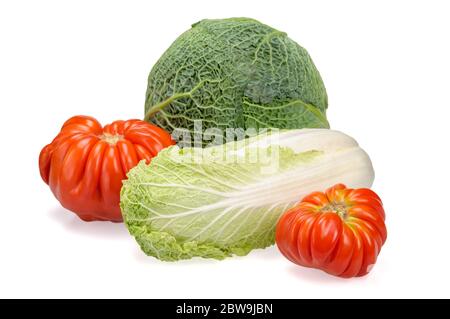 Des choux biologiques , et des tomates sur fond blanc Banque D'Images