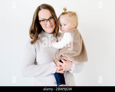 Mother holding daughter (2-3) Banque D'Images