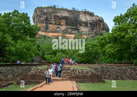 SIGARIYA, SRI LANKA - 09 JUIN 2017 : les visiteurs du rocher de Sigiriya, également connu sous le nom de forteresse du Lion, traversent les jardins royaux à la sortie du SIT Banque D'Images