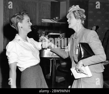 BETTE DAVIS et le chroniqueur de potins HEDDA HOPPER sur le set Candid pendant le tournage de MAINTENANT VOYAGER 1942 réalisateur IRVING RAPPER roman Olive Higgins Prouty Warner Bros. Banque D'Images