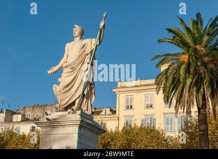 A Bastia ließ sich Napoléon al Imperator antiken Vorbilds à Marmor aufstellen. Banque D'Images