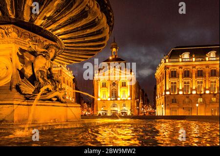 Die place de la Bourse von Bordeaux BEI Nacht Banque D'Images