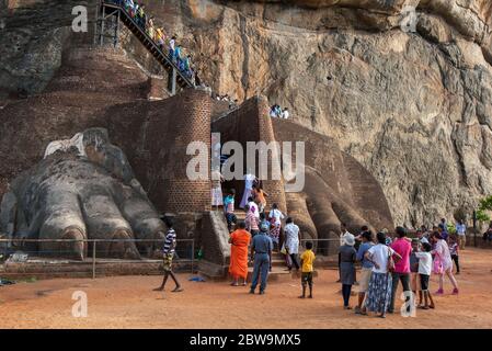 Les visiteurs du Sigiriya Rock au Sri Lanka grimpent les escaliers entre les pattes des lions géants depuis la plate-forme Lions vers le sommet du rocher. Banque D'Images