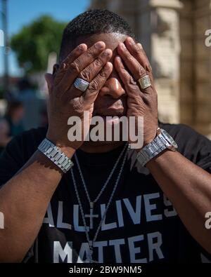 Manhattan, Kansas, États-Unis. 29 mai 2020. GREGORY TAYLOR, couvre son visage lors d'une manifestation pacifique au Heritage Park de Junction City, Kansas, vendredi, en réponse à la mort de George Floyd par la police de Minneapolis plus tôt cette semaine. Les manifestants pacifiques se sont réunis à Heritiage Park et ont défilé jusqu'au département des Sheriffs du comté de Geary. Crédit: Luke Townsend/ZUMA Wire/Alay Live News Banque D'Images