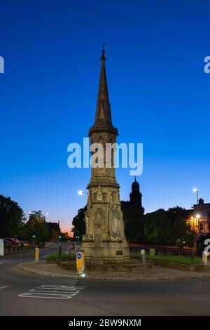 Banbury Cross et l'église St Marys à l'aube au printemps. Banbury, Oxfordshire, Angleterre Banque D'Images