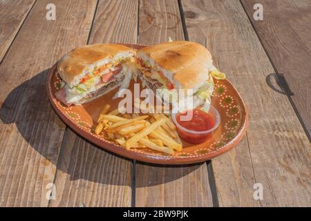 Torta hawaïenne de style mexicain avec chips et sauce tomate (hamburger mexicain) Banque D'Images