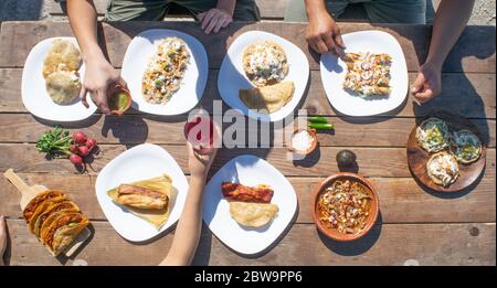 vue de dessus de la variété de la cuisine mexicaine comme tacos, enchiladas, pozole, birria, tamal, salsa, sopes Banque D'Images