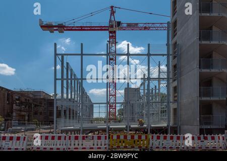 Chantier de construction d'un parking de plusieurs étages sur un ancien site d'usine, Hattersheim, Hesse, Allemagne Banque D'Images