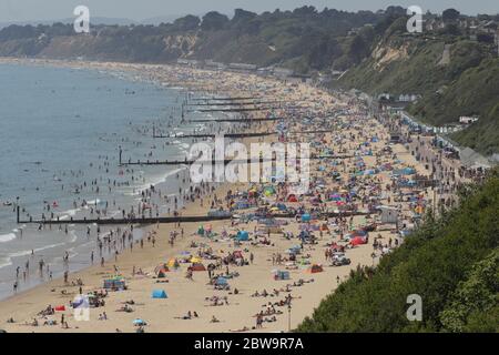 Pékin, Chine. 30 mai 2020. Photo prise le 30 mai 2020 montre des gens sur la plage de Bournemouth à Bournemouth, en Grande-Bretagne. Le Premier ministre britannique Boris Johnson a dévoilé jeudi un assouplissement « limité » et « prudent » des mesures de confinement du coronavirus. Crédit: Tim Ireland/Xinhua/Alay Live News Banque D'Images