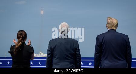 (200531) -- BEIJING, le 31 mai 2020 (Xinhua) -- le président américain Donald Trump (R), le vice-président américain Mike Pence (C), ont assisté au lancement de la fusée SpaceX Falcon 9 transportant le vaisseau spatial Crew Dragon avec deux astronautes au Kennedy Space Center de la NASA en Floride, aux États-Unis, le 30 mai 2020. (Bill Ingalls/NASA/document via Xinhua) Banque D'Images