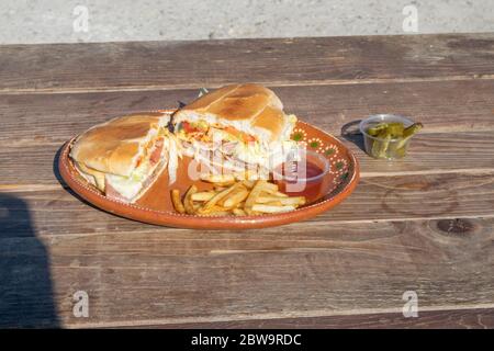 Torta hawaïenne de style mexicain avec frites et sauce tomate (hamburger mexicain) Banque D'Images