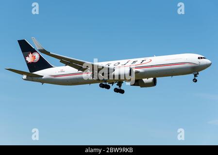 Un avion cargo Cargojet Boeing 767 débarquant à l'aéroport international de Bruxelles, Belgique. Banque D'Images