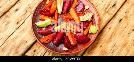 Salade de carottes caramélisées, avocat, betteraves et noix. Banque D'Images