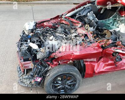 Arrière-plan de l'accident de voiture rouge.l'accident de voiture rouge a cassé et s'est effondré. Banque D'Images