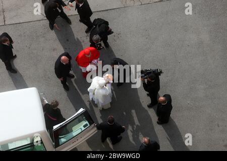 Le pape Benoît XVI bénit un enfant à l'entrée de la cathédrale de Zagreb Banque D'Images