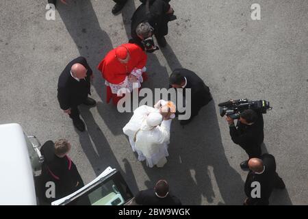 Le pape Benoît XVI bénit un enfant à l'entrée de la cathédrale de Zagreb Banque D'Images