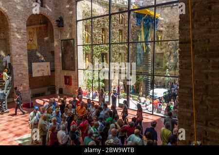 Touristes dans le Théâtre-Musée Dali Banque D'Images