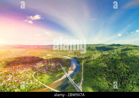 Vue panoramique aérienne sur les montagnes, la rivière et le village dans la vallée au printemps. Horizon, magnifique paysage de la nature. Montagnes carpathes. Ukraine Banque D'Images