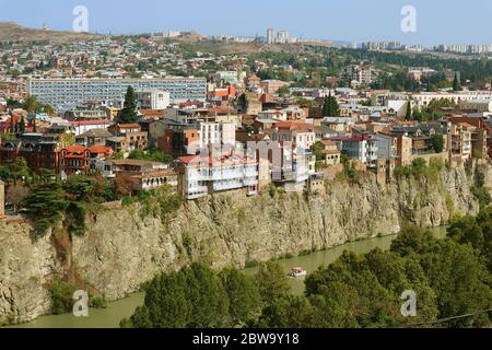 Vue imprenable sur le vieux bâtiment situé sur la falaise surplombant la rivière Mtkvari à Tbilissi, Géorgie Banque D'Images