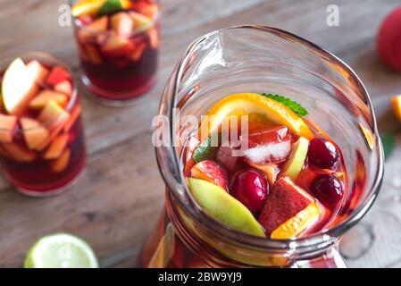 Sangria au vin rouge en pichet de près. Boisson rafraîchissante maison avec glace, sangria aux fruits ou punch. Banque D'Images