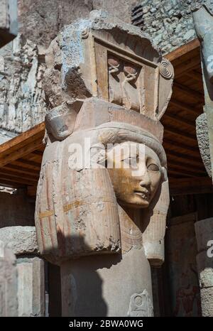 Colonne de Hathor au temple mortuaire de Hatshepsut à Deir El Bahari, Louxor, Égypte Banque D'Images