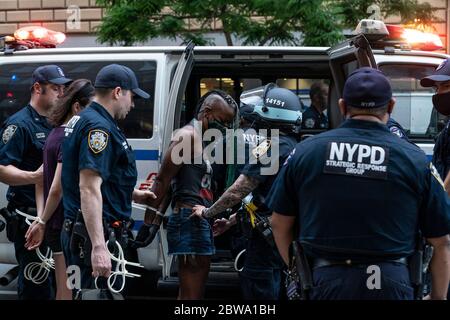 New York, États-Unis. 30 mai 2020. Le manifestant a été arrêté lors d'un rassemblement pour dénoncer le meurtre de George Floyd de Minneapolis dans les rues de Manhattan pendant la pandémie COVID-19 (photo de Lev Radin/Pacific Press) Credit: Pacific Press Agency/Alay Live News Banque D'Images