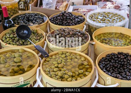 Olives sur le marché hebdomadaire à Alcudia, Majorque, Iles Baléares, Espagne, Europe Banque D'Images