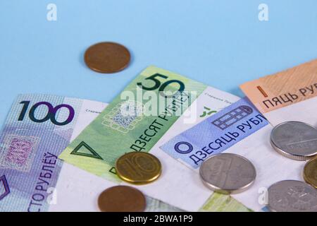 De l'argent neuf en Biélorussie sur fond bleu. Dénomination en République du Bélarus 2016 roubles biélorusses. Argent biélorusse. Des pièces de monnaie biélorusses sont déposées Banque D'Images