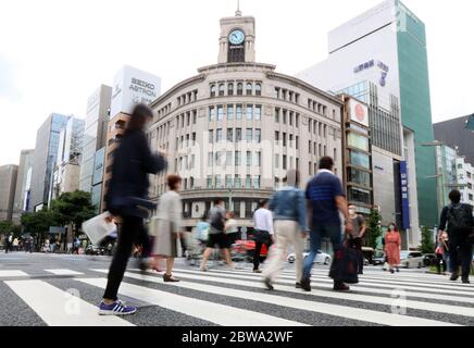 Tokyo, Japon. 31 mai 2020. Des gens traversent une mêlation dans le quartier de la mode de Ginza à Tokyo le dimanche 31 mai 2020. Le gouvernement japonais a levé l'état d'urgence pour l'épidémie du nouveau coronavirus le 25 mai et les gens sont retournés aux affaires. Crédit: Yoshio Tsunoda/AFLO/Alay Live News Banque D'Images