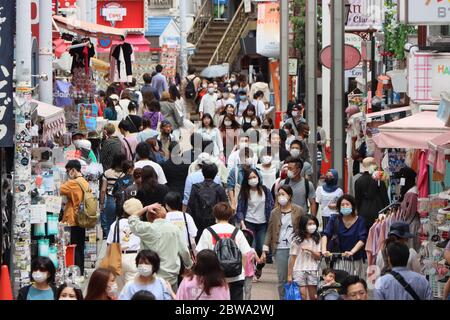 Tokyo, Japon. 31 mai 2020. Les gens se promènent dans la rue Takeshita, dans le quartier de la mode de Harajuku à Tokyo, le dimanche 31 mai 2020. Le gouvernement japonais a levé l'état d'urgence pour l'épidémie du nouveau coronavirus le 25 mai et les gens sont retournés aux affaires. Crédit: Yoshio Tsunoda/AFLO/Alay Live News Banque D'Images