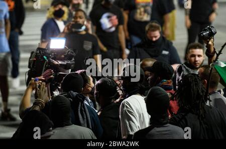 Baltimore, Maryland, États-Unis d'Amérique. 30 mai 2020. Un membre de l'équipe de presse est forcé de quitter la région par des manifestants. Les manifestations à Baltimore se poursuivent dans la nuit, et beaucoup à l'hôtel de ville. Dans les villes des États-Unis, des personnes ont protesté dans les rues pour le quatrième jour et la quatrième nuit pour protester contre la mort de George Floyd en détention à Minneapolis. Crédit : Perry Aston/ZUMA Wire/Alay Live News Banque D'Images