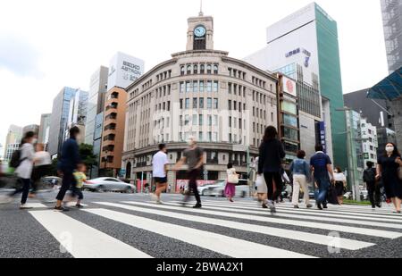 Tokyo, Japon. 31 mai 2020. Les gens traversent une intersection dans le quartier de la mode Ginza de Tokyo le dimanche 31 mai 2020. Le gouvernement japonais a levé l'état d'urgence pour l'épidémie du nouveau coronavirus le 25 mai et les gens sont retournés aux affaires. Crédit: Yoshio Tsunoda/AFLO/Alay Live News Banque D'Images