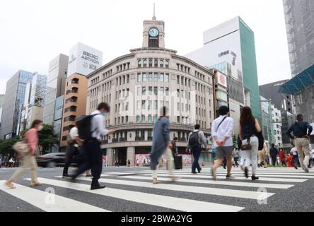 Tokyo, Japon. 31 mai 2020. Des gens traversent une mêlation dans le quartier de la mode de Ginza à Tokyo le dimanche 31 mai 2020. Le gouvernement japonais a levé l'état d'urgence pour l'épidémie du nouveau coronavirus le 25 mai et les gens sont retournés aux affaires. Crédit: Yoshio Tsunoda/AFLO/Alay Live News Banque D'Images