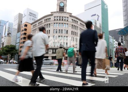 Tokyo, Japon. 31 mai 2020. Des gens traversent une mêlation dans le quartier de la mode de Ginza à Tokyo le dimanche 31 mai 2020. Le gouvernement japonais a levé l'état d'urgence pour l'épidémie du nouveau coronavirus le 25 mai et les gens sont retournés aux affaires. Crédit: Yoshio Tsunoda/AFLO/Alay Live News Banque D'Images