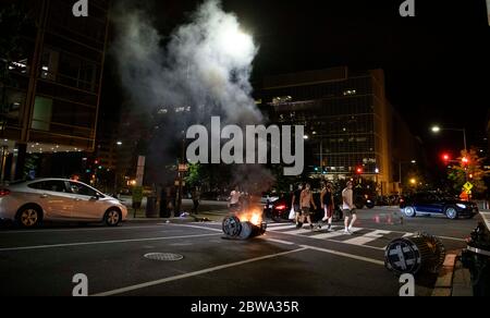 Washington DC, Washington DC, États-Unis d'Amérique. 31 mai 2020. Les gens quittent le sillage de la destruction, car ils sont contraints de quitter Lafayette Park à Washington DC. Les manifestations se poursuivent dans la nuit, avec plus de 1,000 au parc Lafayette près de la Maison Blanche. Des manifestants sont en campagne après le meurtre de George Floyd par la police de Minneapolis. La police métropolitaine de DC, la police de secte et la police du parc ont finalement poussé les manifestants hors du parc et dans les rues de D.C. Credit: Perry Aston/ZUMA Wire/Alay Live News Banque D'Images