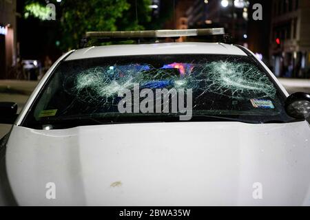 Washington DC, Washington DC, États-Unis d'Amérique. 31 mai 2020. Les gens quittent le sillage de la destruction, car ils sont contraints de quitter Lafayette Park à Washington DC. Les manifestations se poursuivent dans la nuit, avec plus de 1,000 au parc Lafayette près de la Maison Blanche. Des manifestants sont en campagne après le meurtre de George Floyd par la police de Minneapolis. La police métropolitaine de DC, la police de secte et la police du parc ont finalement poussé les manifestants hors du parc et dans les rues de D.C. Credit: Perry Aston/ZUMA Wire/Alay Live News Banque D'Images