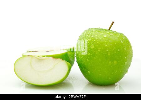 Moitié coupée isolée et corps entier de pomme verte sur fond blanc, chemin de coupure de pomme humide Banque D'Images