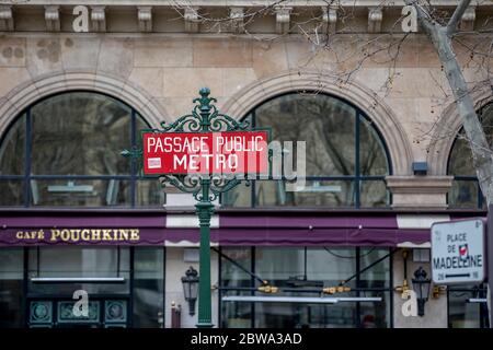 Paris, France - 17 mars 2020 : panneau de métro public Paris vintage passage Banque D'Images