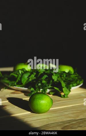Ingrédients pour préparer du smoothie vert sain de Detox. Banque D'Images