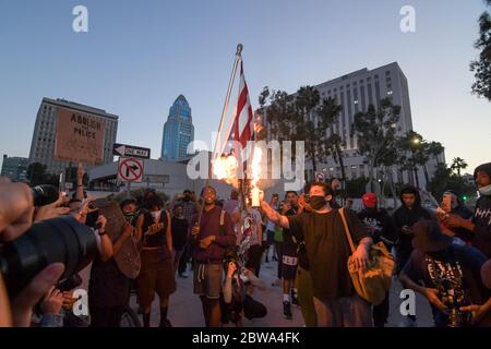 Les manifestants du centre-ville de Los Angeles brûlent un drapeau américain tout en protestant contre la mort de George Floyd, le mercredi 27 mai 2020. Floyd, un homme noir qui est décédé le 25 mai en détention à Minneapolis. (Dylan Stewart/image of Sport) (photo de IOS/Espa-Images) Banque D'Images