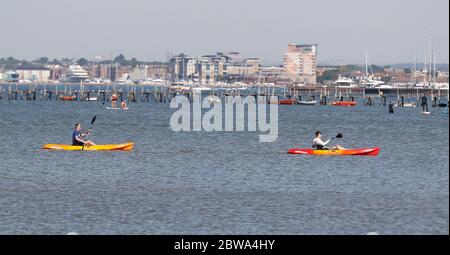 Poole, Royaume-Uni. 31 mai 2020. Les eaux très peu profondes de la plage de Shore Road à Poole, Dorset offrent un environnement sûr pour profiter de quelques jours de plaisir de dimanche matin. Crédit : nouvelles en direct de Richard Crease/Alay Banque D'Images