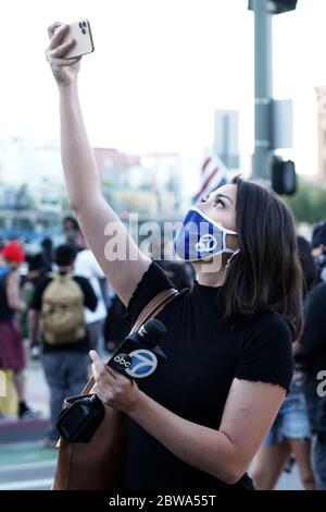 Los Angeles, États-Unis. 27 mai 2020. ABC7 témoin de nouvelles Veronica Miracle prend des photos avec un iPhone 11 Pro des manifestants dans le centre de Los Angeles proteste contre la mort de George Floyd, le mercredi 27 mai 2020. Floyd, un homme noir qui est décédé le 25 mai en détention à Minneapolis. (Photo de IOS/Espa-Images) crédit: Agence européenne de photo sportive/Alamy Live News Banque D'Images