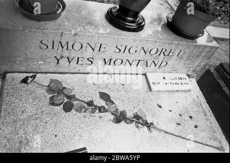 Paris, France 04/21/2019: Tombe d'Yves Montets au cimetière du Père Lachaise Banque D'Images