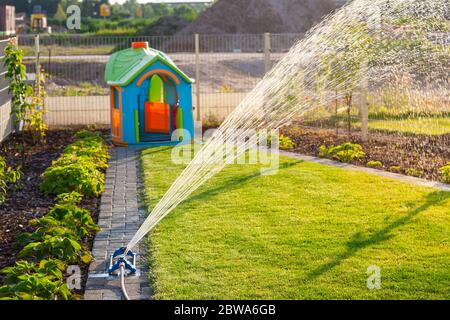 Jardinage - système d'arrosage automatique pour une nouvelle pelouse fraîche Banque D'Images