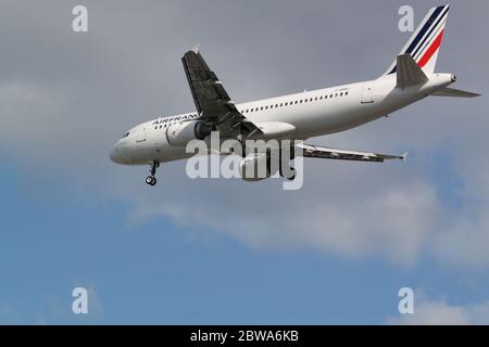 Paris, France – 12 mai 2012 : l'Airbus A320-214 d'Air France débarque à l'aéroport d'Orly, Paris, France. Banque D'Images