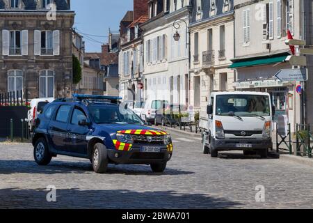Compiègne, France - Mai 27 2020 : gendarmerie SUV dans les rues du centre-ville. Banque D'Images