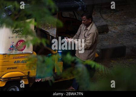 Hyderabad, Inde. 31 mai 2020. Un chauffeur d'autorickshaw se lave les mains avec du savon dans une rue de quartier alors que Lockdown 4.0 arrive à la fin. Samedi, le ministère de l'intérieur a publié de nouvelles directives appelées « Unlock 1.0 » qui permettent la réouverture des centres commerciaux, restaurants et lieux religieux dans toutes les zones à l'exception des zones de conteneutences à partir de juin 8.Credit: Sanjay Borra/Alay Live News Banque D'Images